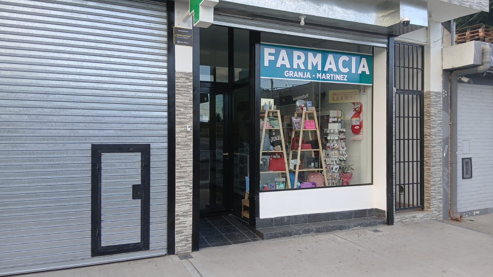 Farmacia Granja Martinez - Fachada