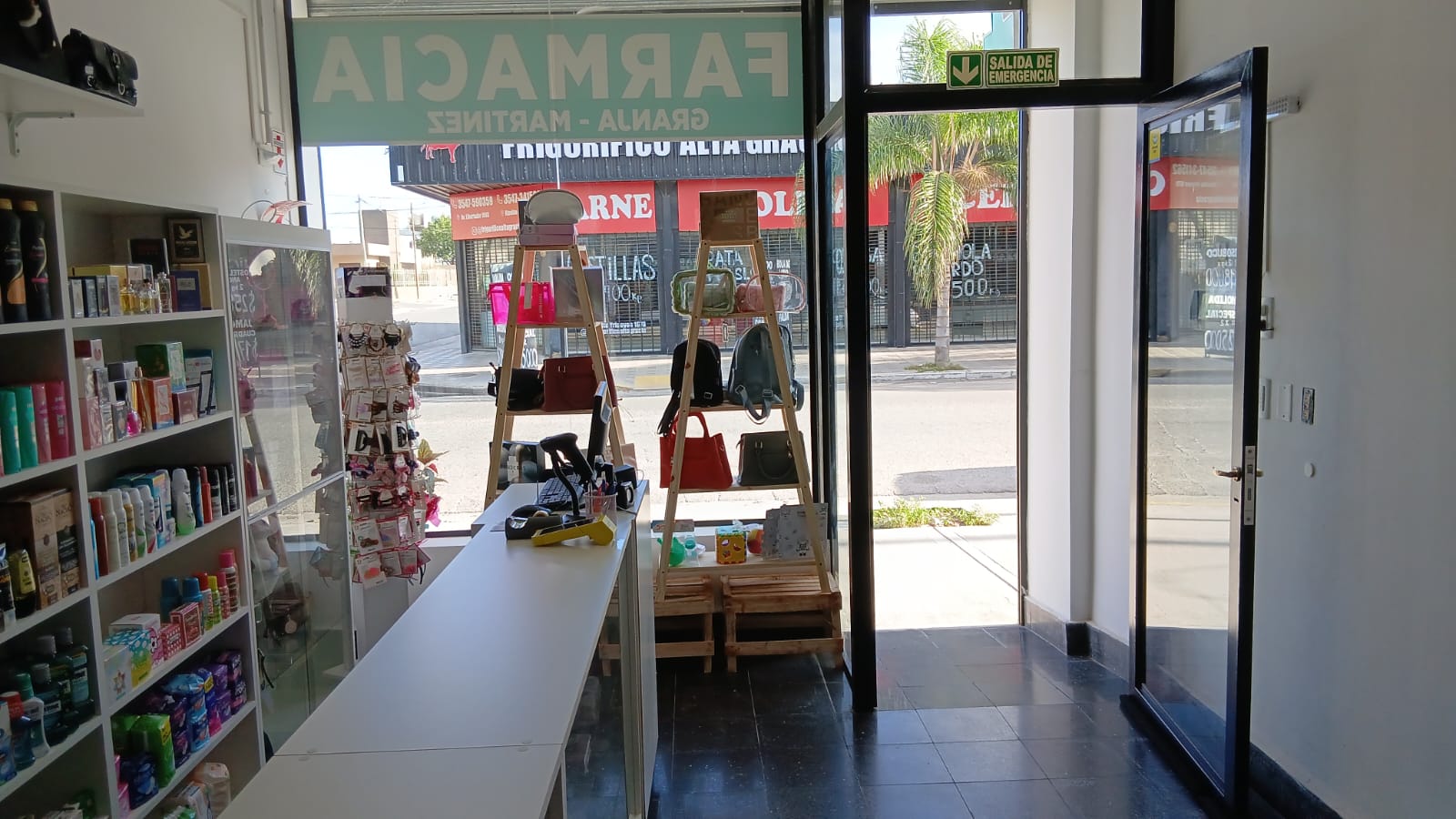 Interior Farmacia Granja Martinez